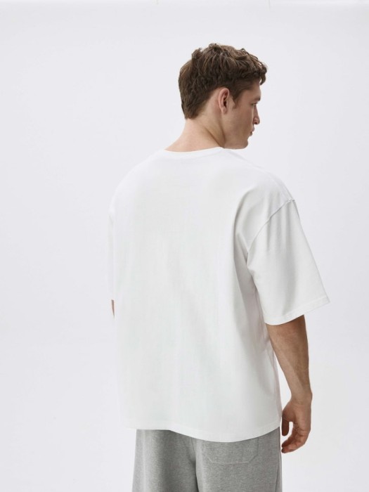 футболка max oversize fit базовая универсального стиля с лицевой стороны