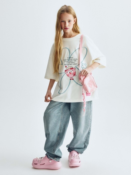 футболка оверсайз для девочек с принтом  x смешарики от бренда sela вид слева