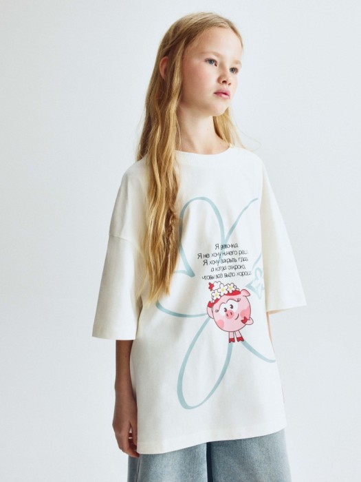 футболка оверсайз для девочек с принтом  x смешарики из россии вид сбоку