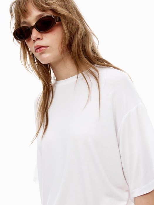 футболка оверсайз из линейки  young из россии вид сбоку