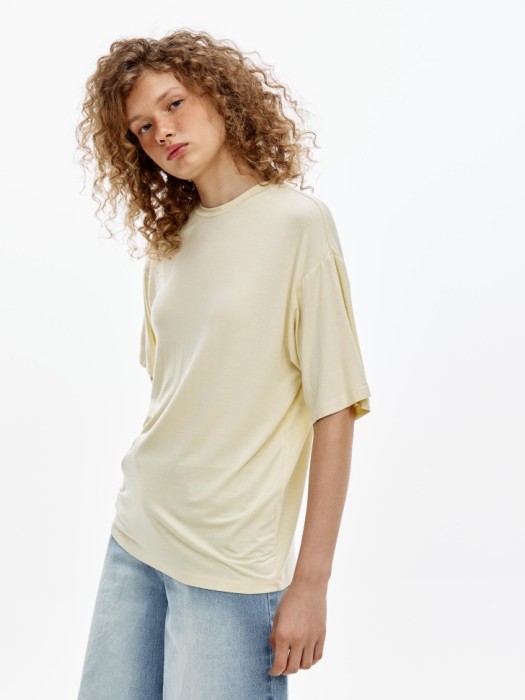 футболка оверсайз из линейки  young из россии вид сбоку