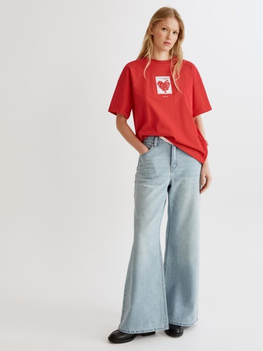 футболка оверсайз с декоративным патчем от бренда sela вид слева