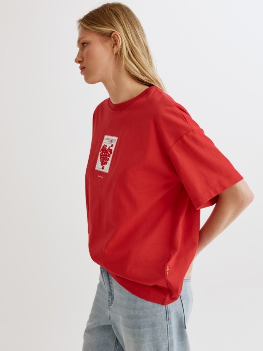 футболка оверсайз с декоративным патчем из россии вид сбоку