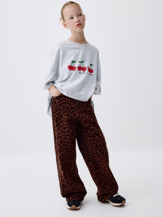 футболка оверсайз с принтом для девочек из коллекции  archive от бренда sela вид слева