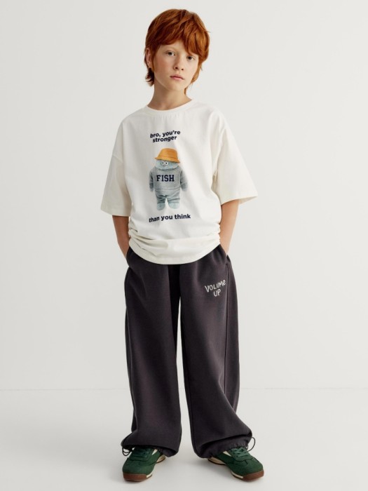 футболка оверсайз с принтом для мальчиков от бренда sela вид слева