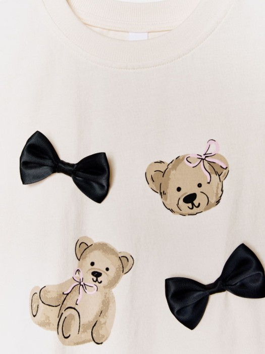 футболка оверсайз с принтом и аппликацией для девочек из россии вид сбоку