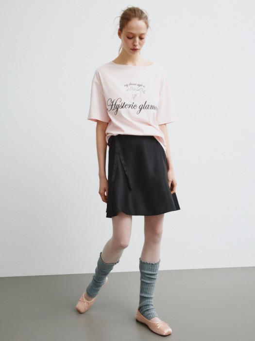 футболка оверсайз с принтом и вышивкой из линейки  young от бренда sela вид слева