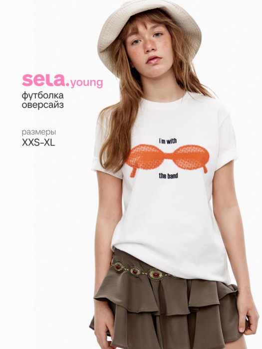 футболка оверсайз с принтом из линейки  young от бренда sela вид слева