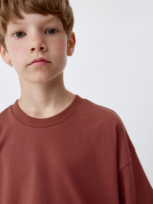 футболка оверсайз с принтом на спине детская из россии вид сбоку