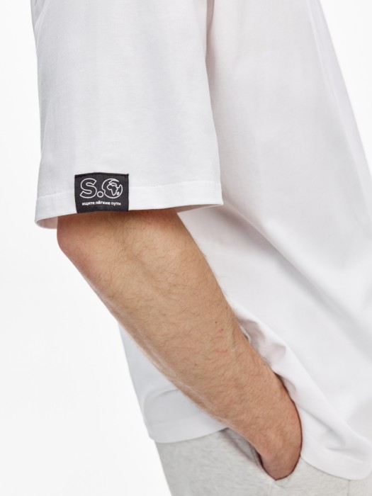 футболка оверсайз с принтом  x яндекс путешествия по цене 2599 руб вид справа