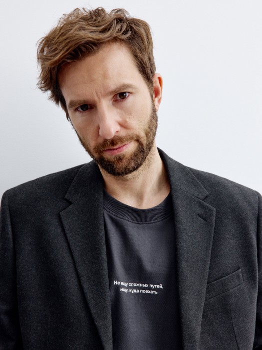 футболка оверсайз с принтом  x яндекс путешествия от бренда sela вид слева