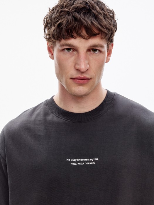 футболка оверсайз с принтом  x яндекс путешествия из россии вид сбоку