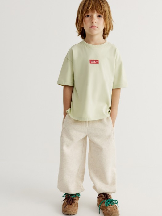 футболка оверсайз с вышивкой для мальчиков от бренда sela вид слева