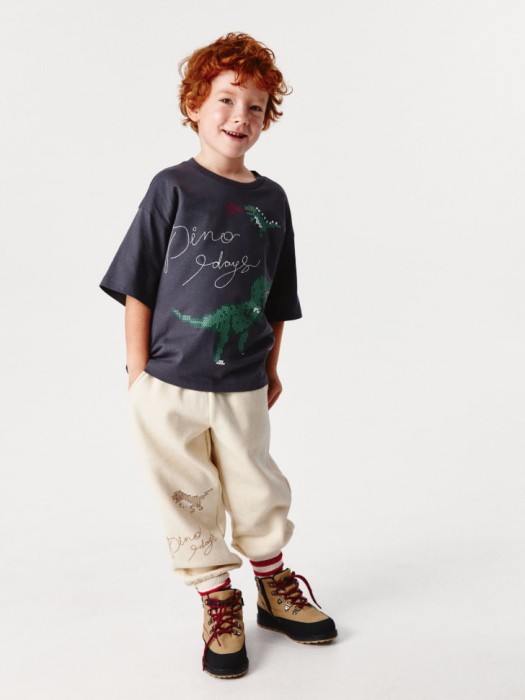 футболка оверсайз с вышивкой и принтом для мальчиков от бренда sela вид слева