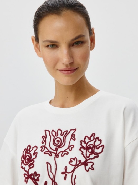 футболка оверсайз с вышивкой по цене 999 руб вид справа