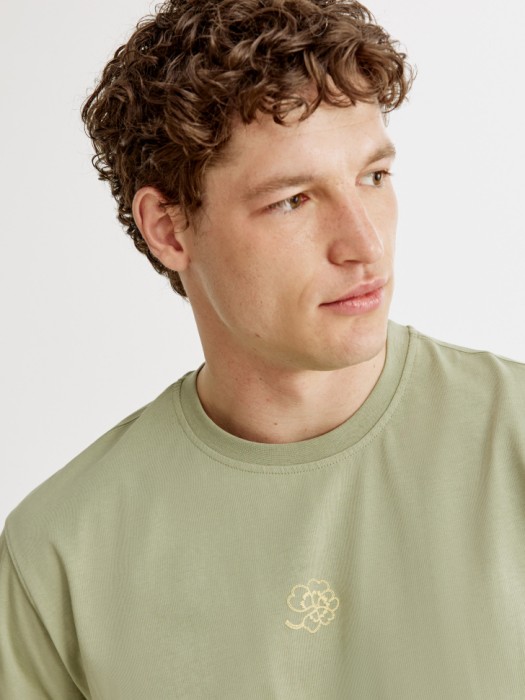 футболка оверсайз с вышивкой по цене 2299 руб вид справа