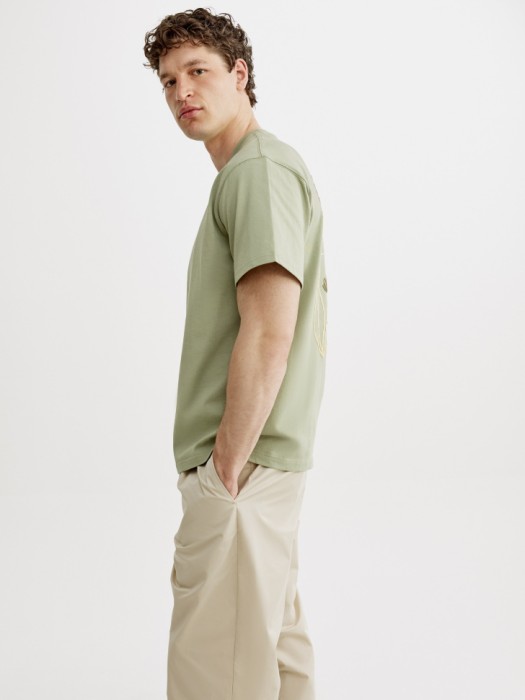 футболка оверсайз с вышивкой из россии вид сбоку