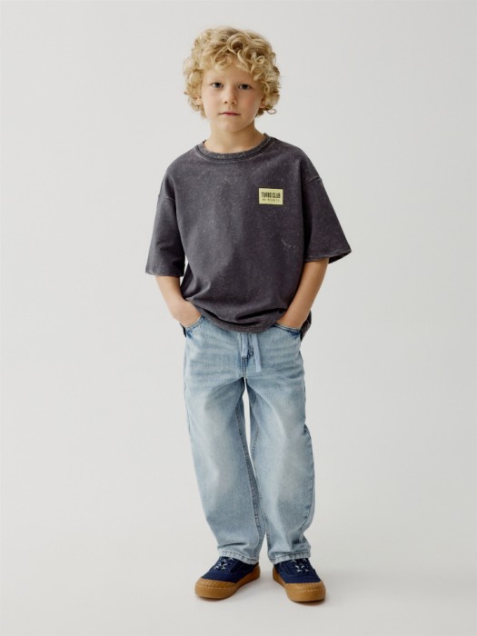 футболка оверсайз со стиркой и принтом для мальчиков от бренда sela вид слева