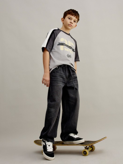 футболка оверсайз в спортивном стиле для мальчиков от бренда sela вид слева