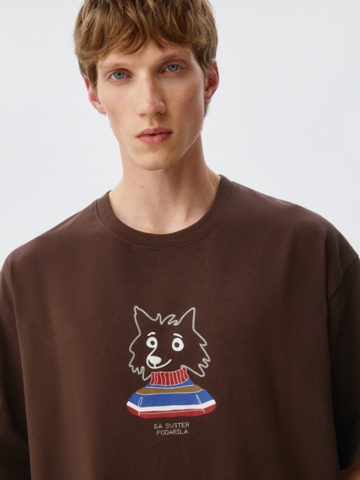 футболка oversize fit с принтом и вышивкой по цене 999 руб вид справа