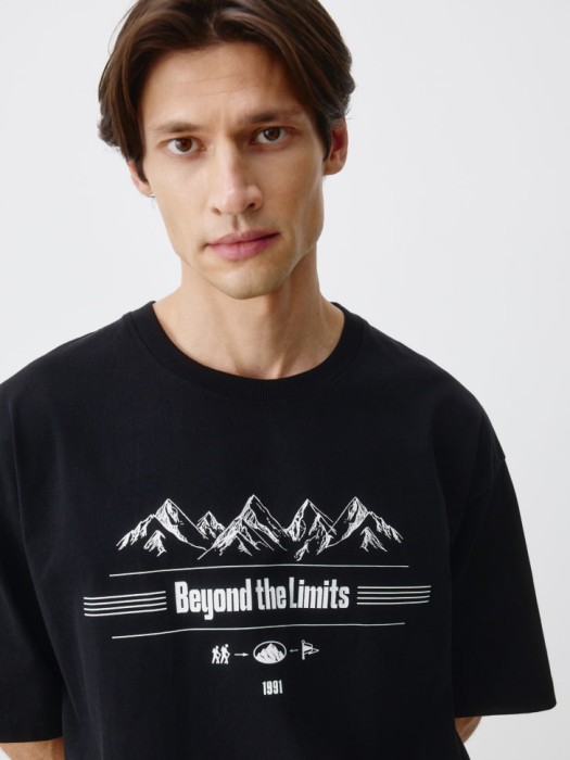 футболка oversize fit с принтом универсального стиля с лицевой стороны