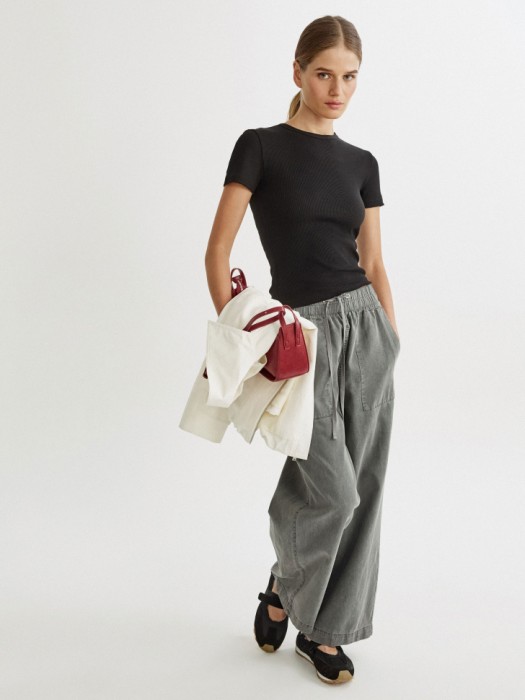 футболка приталенная в рубчик от бренда sela вид слева