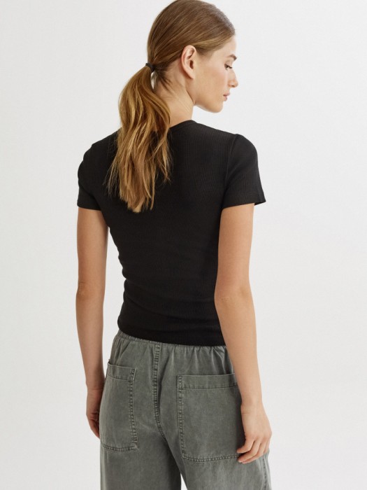 футболка приталенная в рубчик по цене 999 руб вид справа