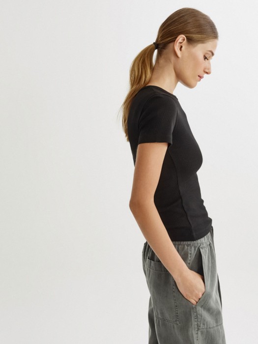 футболка приталенная в рубчик из россии вид сбоку