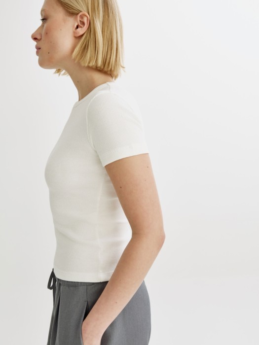 футболка приталенная в рубчик по цене 999 руб вид справа