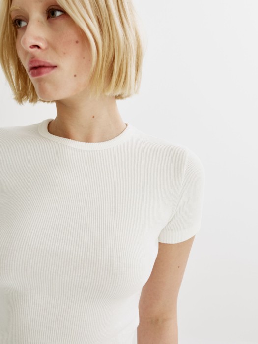 футболка приталенная в рубчик из россии вид сбоку