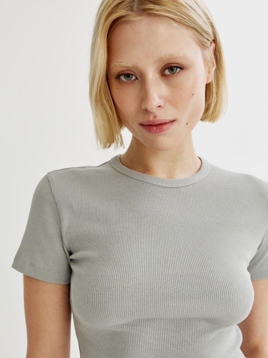 футболка приталенная в рубчик по цене 999 руб вид справа