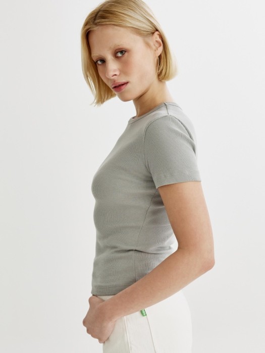 футболка приталенная в рубчик из россии вид сбоку