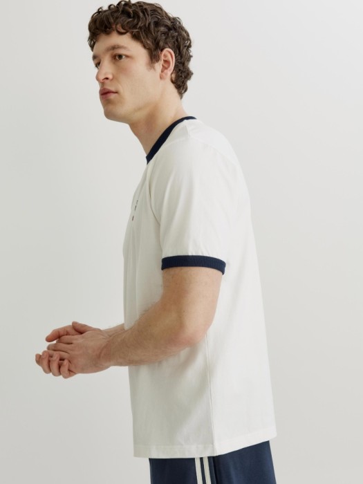 футболка прямого кроя с принтом hello kitty из россии вид сбоку