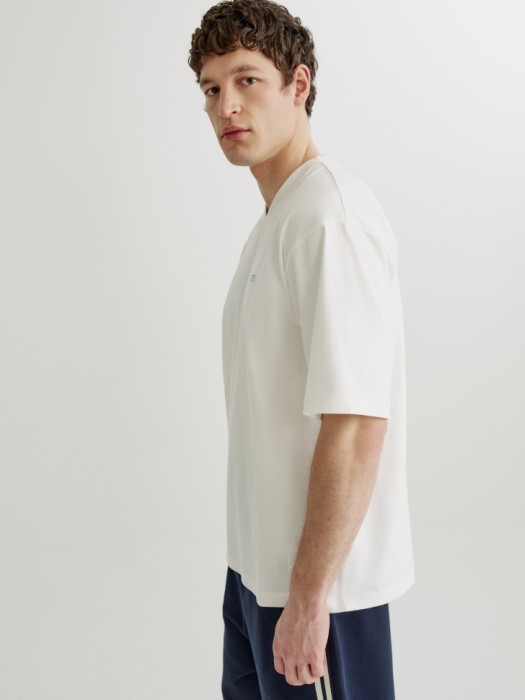 футболка прямого кроя с принтом pochacco из россии вид сбоку