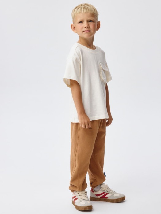 футболка с карманом для мальчиков от бренда sela вид слева