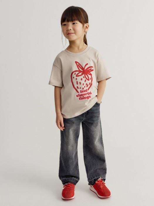 футболка с принтом для девочек от бренда sela вид слева