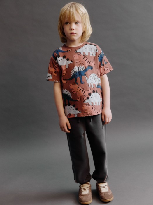 футболка с принтом для мальчиков от бренда sela вид слева