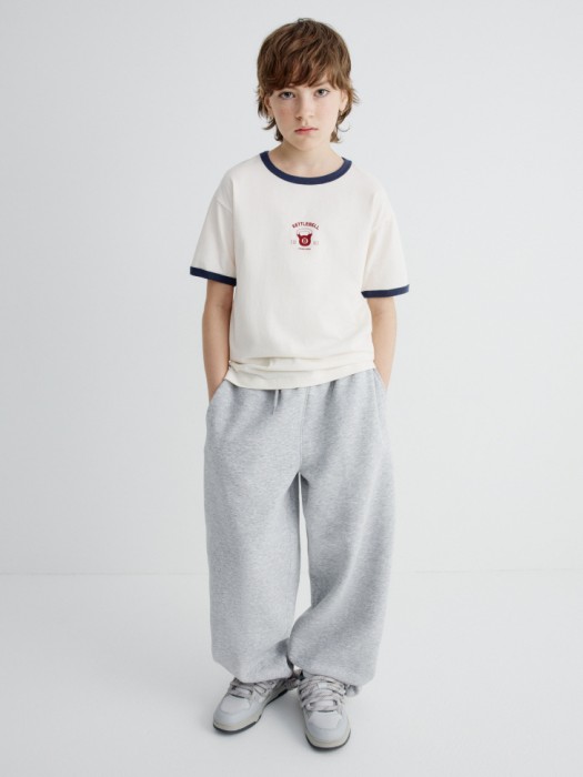 футболка с принтом для мальчиков от бренда sela вид слева