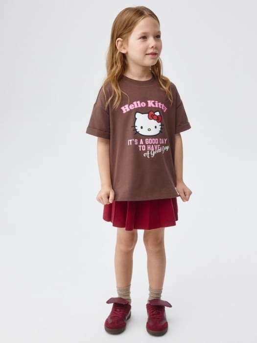 футболка с принтом hello kitty для девочек от бренда sela вид слева
