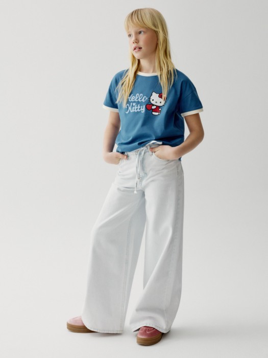 футболка с принтом hello kitty для девочек от бренда sela вид слева