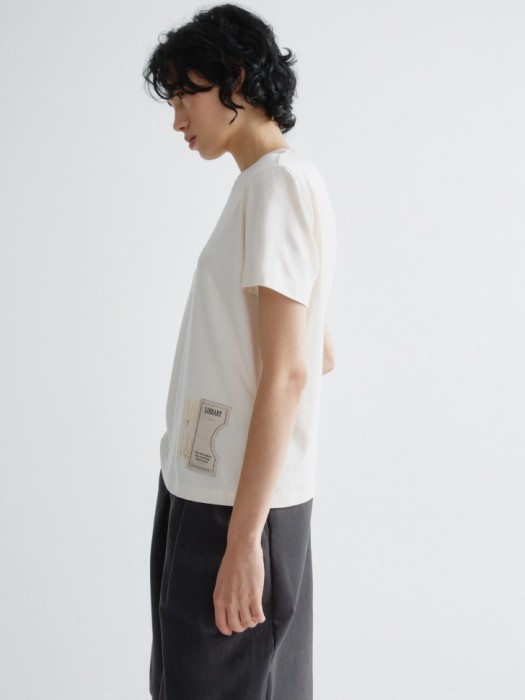 футболка с принтом и патчем из россии вид сбоку