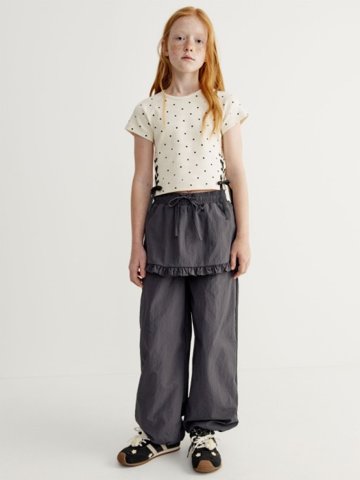 футболка с принтом и шнуровкой для девочек от бренда sela вид слева