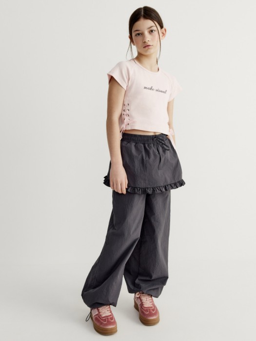 футболка с принтом и шнуровкой для девочек от бренда sela вид слева