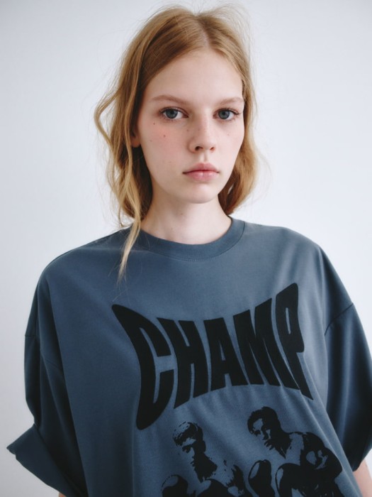 футболка с принтом и вышивкой из линейки  young из россии вид сбоку