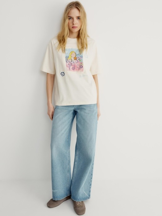 футболка с принтом из коллекции art people с адель левитовой от бренда sela вид слева