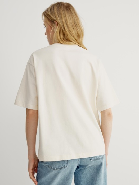 футболка с принтом из коллекции art people с адель левитовой по цене 2599 руб вид справа