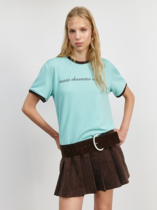 футболка с принтом из линейки  young от бренда sela вид слева