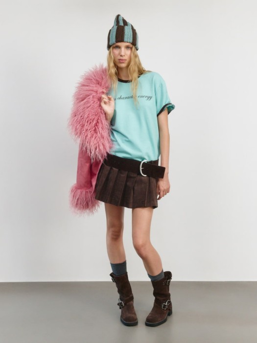 футболка с принтом из линейки  young из россии вид сбоку