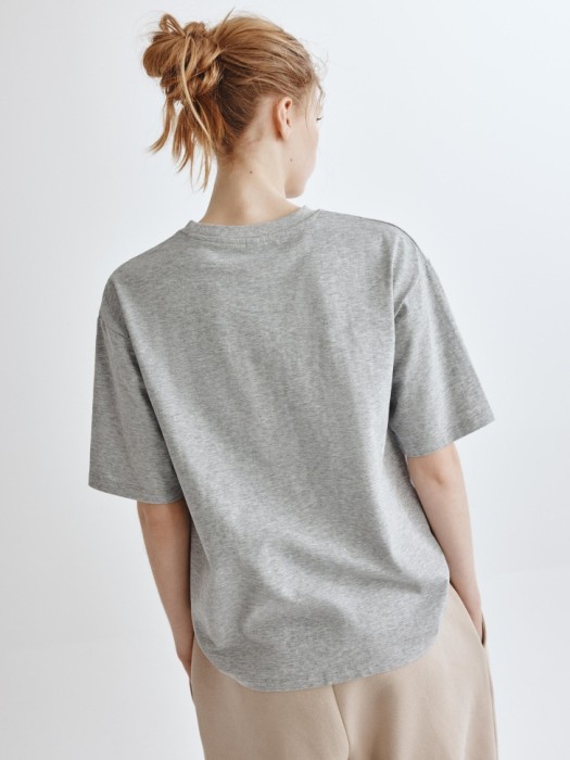 футболка с принтом из линейки  young по цене 1699 руб вид справа