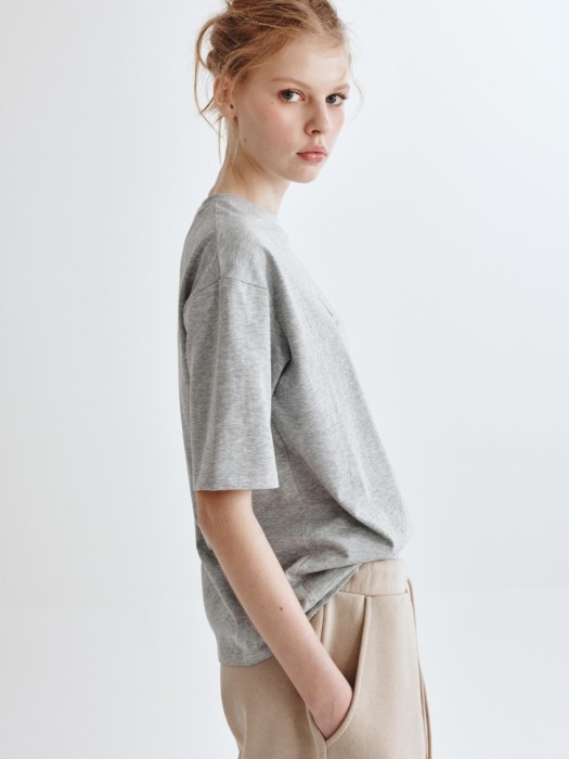 футболка с принтом из линейки  young из россии вид сбоку